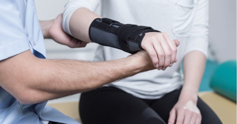 Using wrist immobiliser